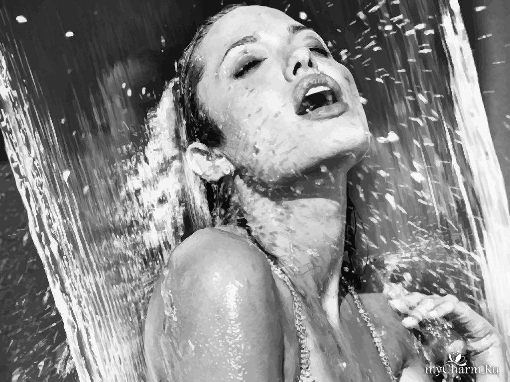 Девушка в мокрой маечке под душем