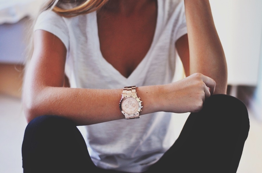 Часы на руке женской руке фото